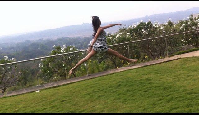 What do you think of this girl in the picture? and do you think she is a ballet dancer?