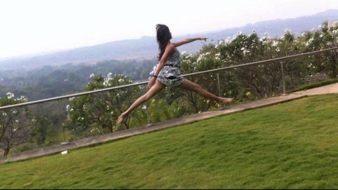 What do you think of this girl in the picture? and do you think she is a ballet dancer?