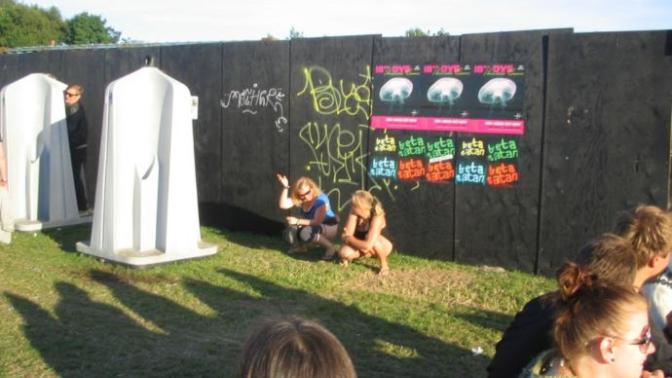Why do girls pee outdoor at music festivals?