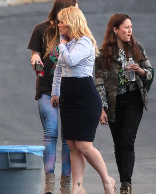Do you think Kelly Clarkson’s curvy body is hot?