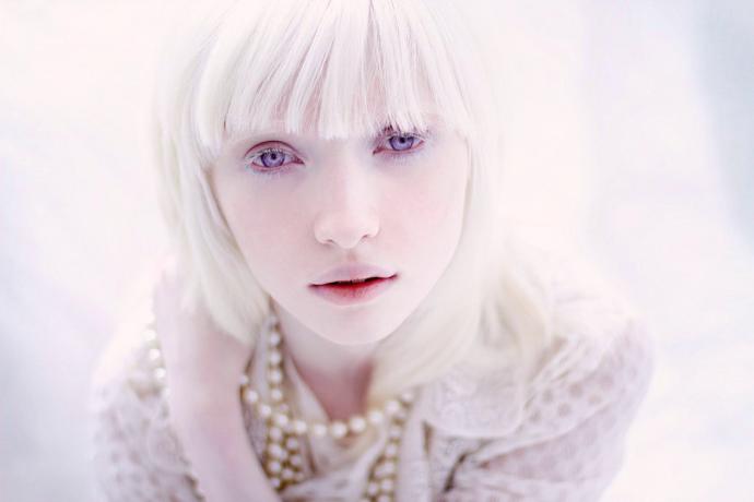 Girls/Guys, do you like white hair?