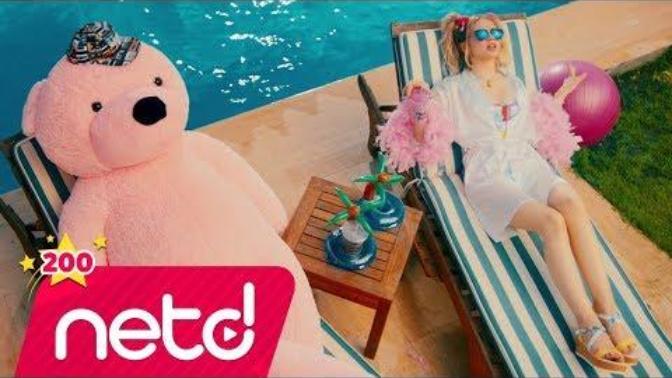 What do you think of this Turkish music video, singer and song?