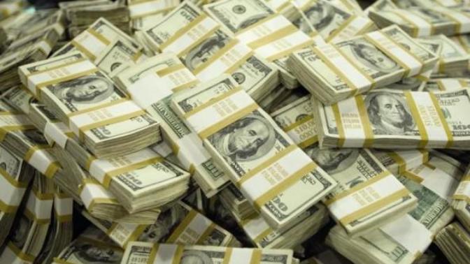 Does money make people feel more confident or not?