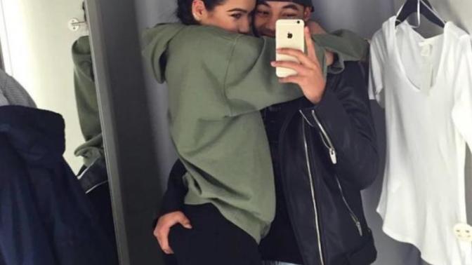 How many girls want to be hold like this (PICTURE) ?