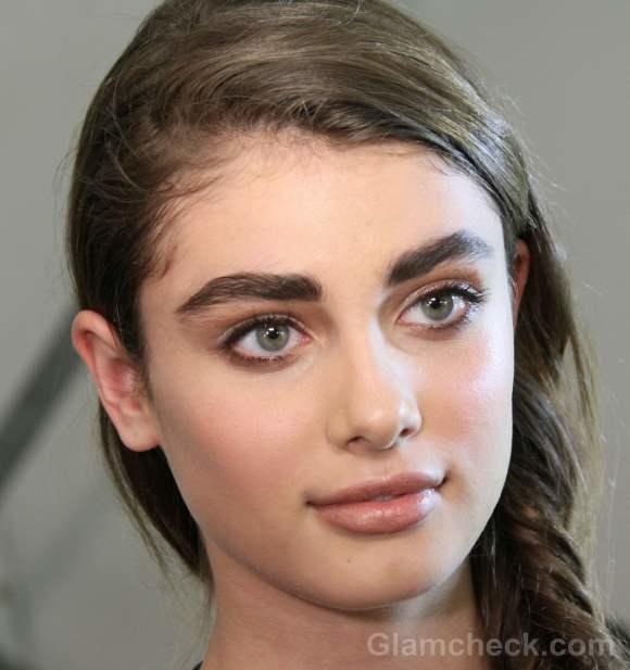 Guys, in general, do you like thicker or thinner eyebrows on women?