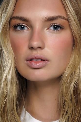 Guys, in general, do you like thicker or thinner eyebrows on women?
