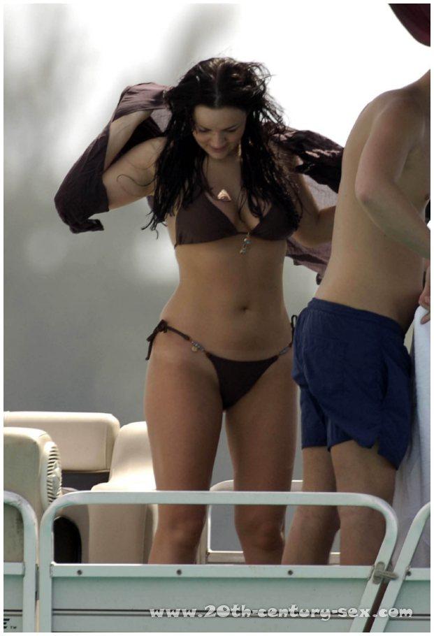 Rate this actress's looks out of 10, hot or not?