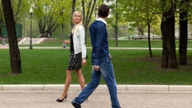 How to approach/start a conversation with a guy that you liked him and saw him for the first time?