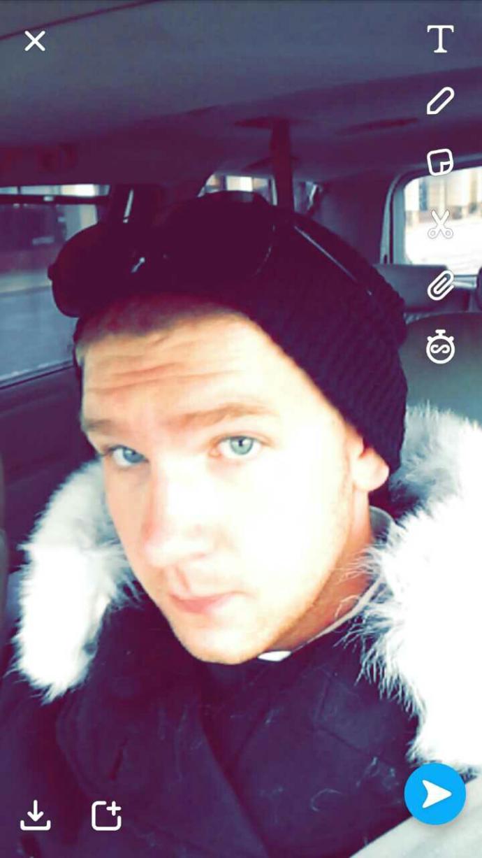 Does this guy not look like Naruto????