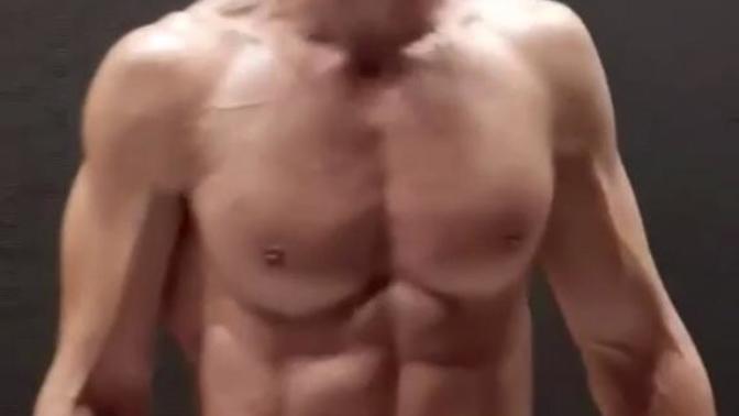Bi guy sends me his topless photo?