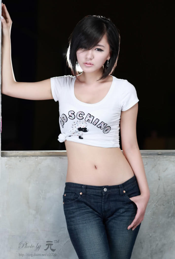 do you like it when girls show their stomach like this?