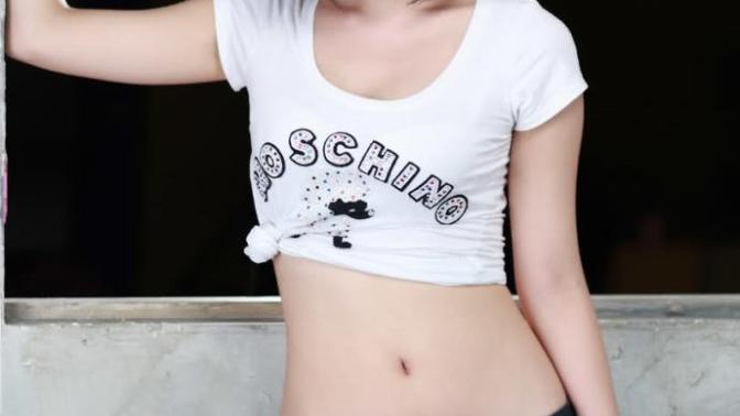 Do you like it when girls show their stomach like this?