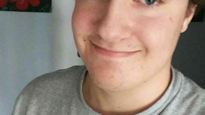 How do I look? Would you date me hypothetically guys and girls welcome :)?