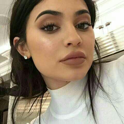 Guys, do you prefer natural or bigger lips??