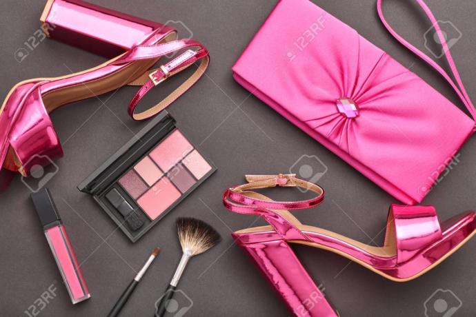 Girls, do you like to wear accessories? Guys, do you like a "high accessory girl"?