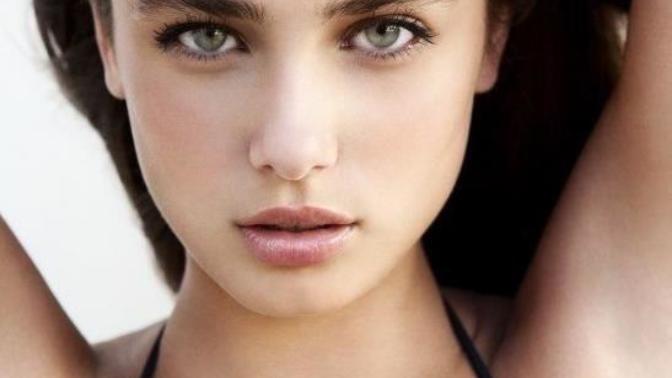 Can a beautiful woman with a nice body have platonic male friends who won’t pursue sex or a relationship with her?
