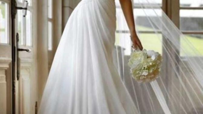 Should non virgin women still wear a white dress for their wedding?