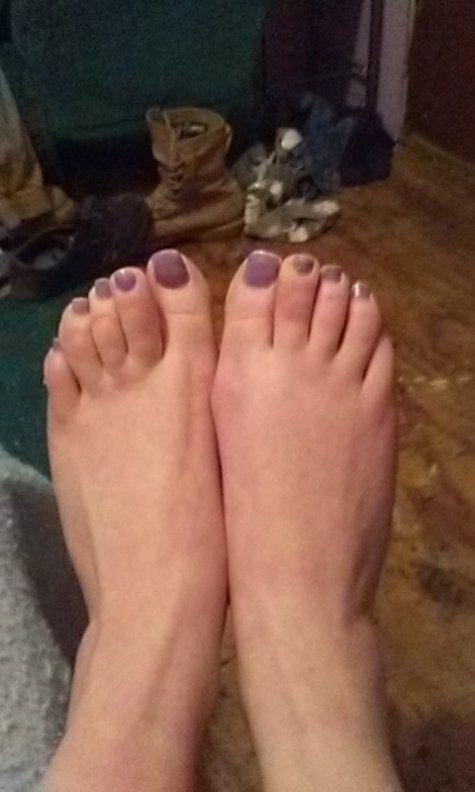 I need to know where to sell pics of my woman size 7 feet online?