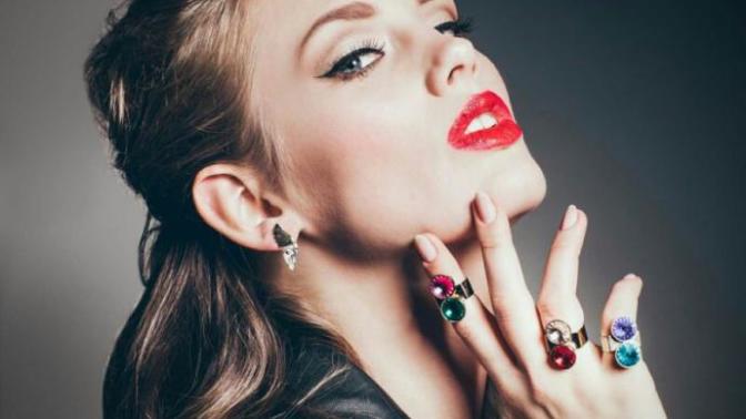 What type of jewelry do you find most attractive on women?