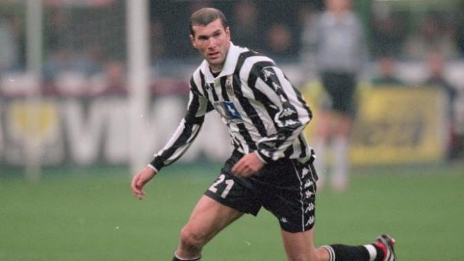 Zinedine Zidane vs Andres Iniesta. Who is the ultimate Maestro?