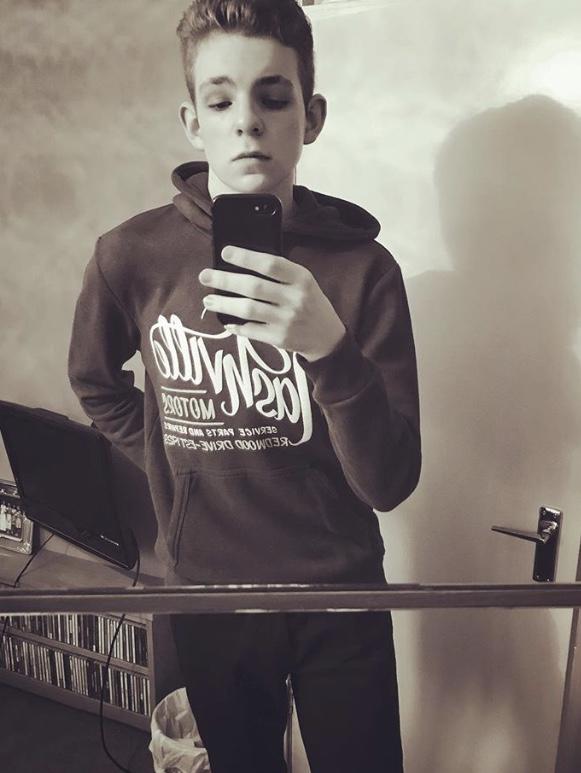 Girls, How do I look? I won’t get offended. Please?
