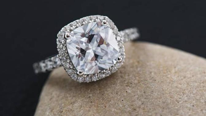 Should women AND men wear engagement rings?