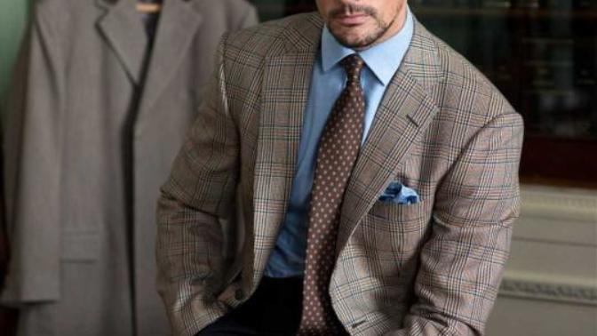 How does a single guy stand out from the crowd to very attractive women? What is the biggest characteristics women look for?