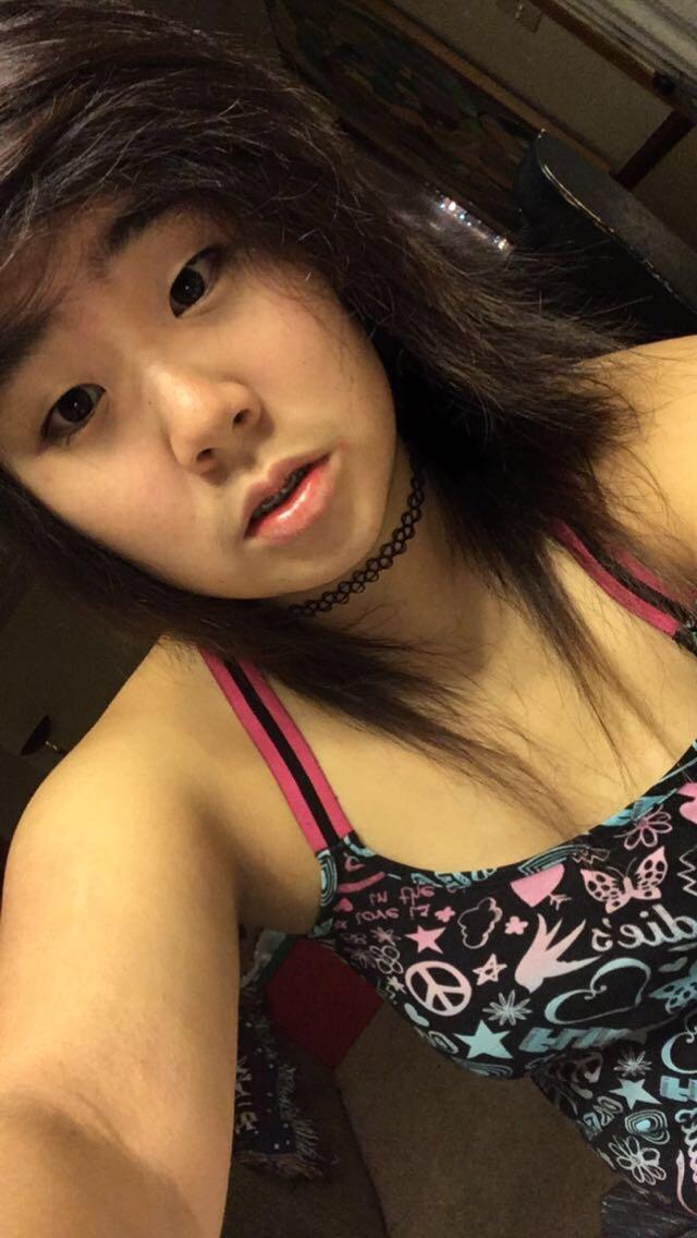 GUYS I NEED YOUR HELP AGAIN! Explanation below! But how does she look WITHOUT any makeup on (a.k.a images listed below)?