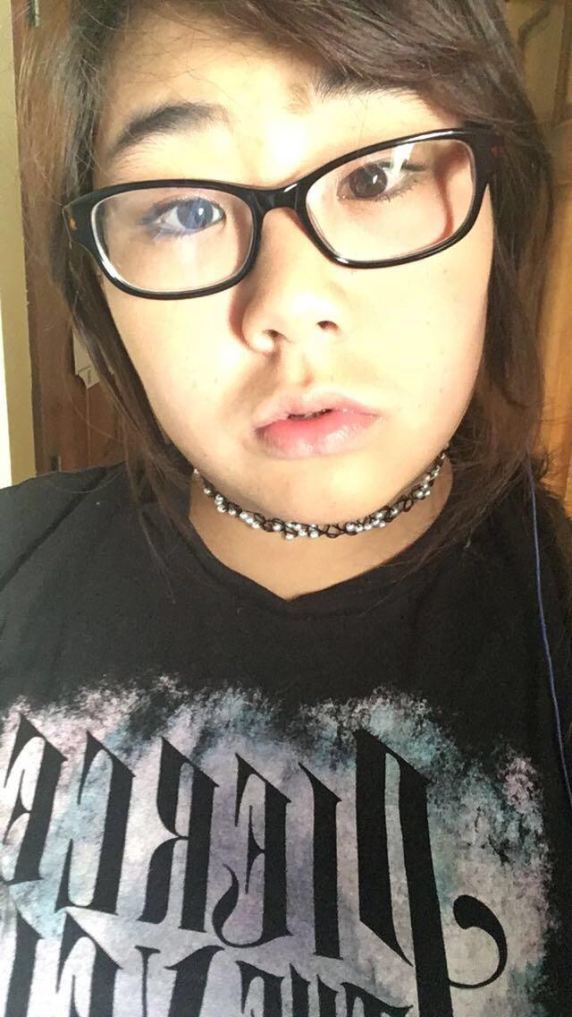 GUYS I NEED YOUR HELP AGAIN! Explanation below! But how does she look WITHOUT any makeup on (a.k.a images listed below)?