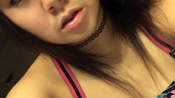 GUYS I NEED YOUR HELP AGAIN! Explanation below! But how does she look WITHOUT any makeup on (a. k. a images listed below)?