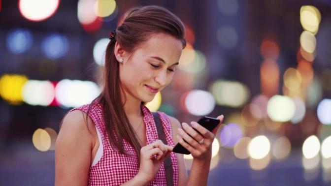 Do girls look desperate if they text first?