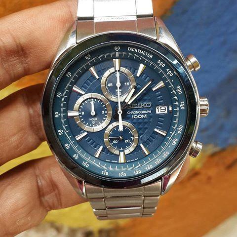 Girls, which watch do you think suits a guy more? 