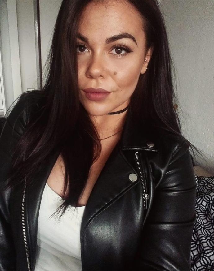 Which hairstyle fits me better?