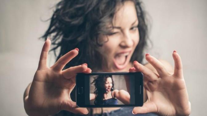 What kind of online dating profile pictures make you more likely to message that person? What kinds don't?