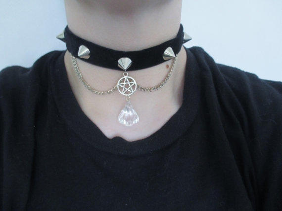 Why do girls wear chokers?