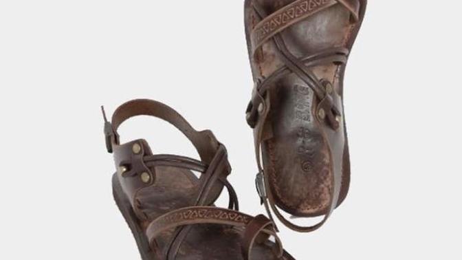 Girls, What outfit should a guy wear with sandals?