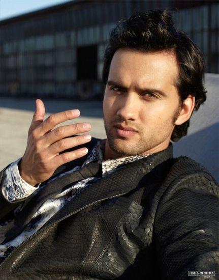 Girls, Girls rate the look of this actor out of 10?