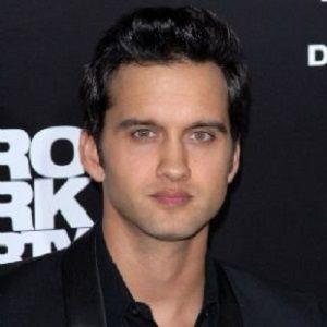 Girls, Girls rate the look of this actor out of 10?