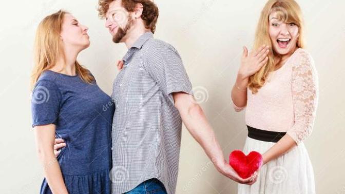 Can a guy like 2 girls at the same time?