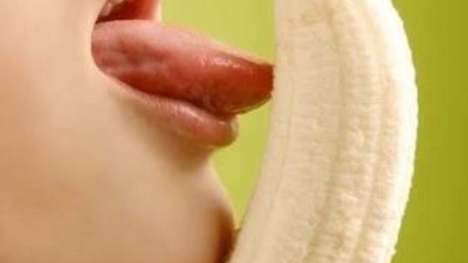 Does anyone else feel awkward eating a banana 🍌?