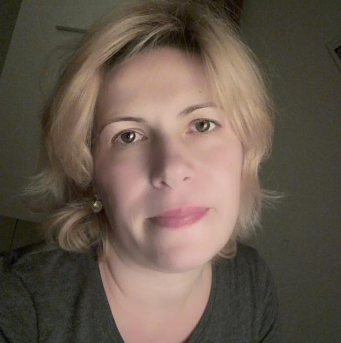Which woman is better with blonde and why?