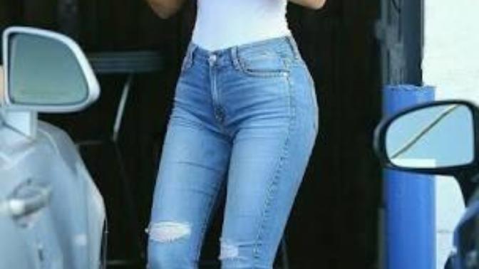 Which outfit is hotter? (colourwise not style)?