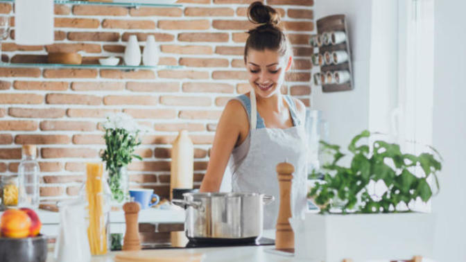 Girls, do you feel offended when a guy asks if you can cook?