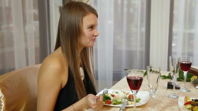 Is it unattractive to you when you’re on a date and a girl won’t eat a lot?