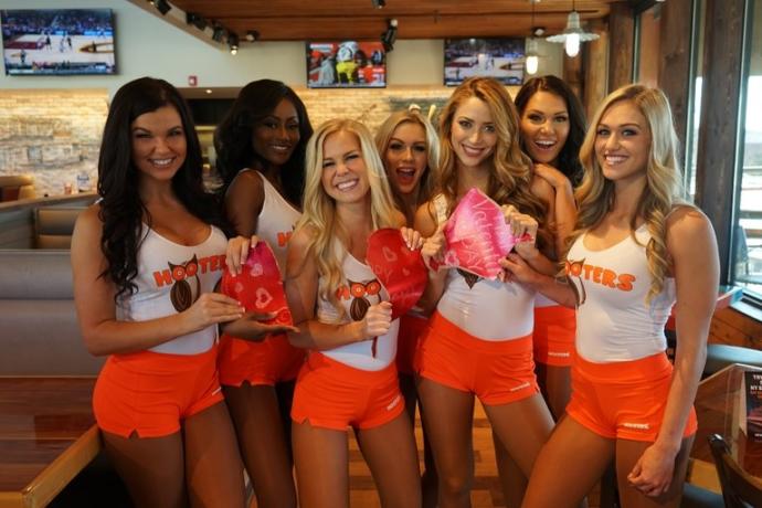 Guys, Would you consider *seriously* dating a girl that works at Hooters, or is that just weird π€?