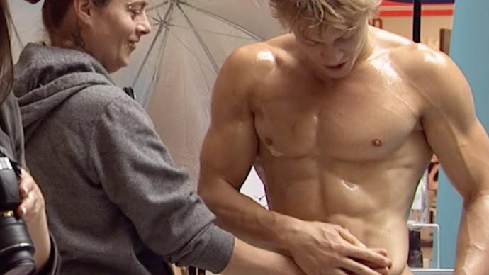 Girls, Do you enjoy rubbing your boyfriend/FWB/husband abs?