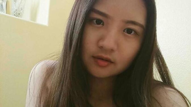 Am I pretty and do I appear approachable/unapprochable?