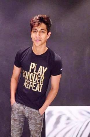 Why do girls here rate Sidharth Malhotra and Ahaan Panday so low?