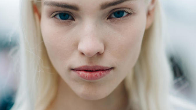 Does platinum hair look better with dark or lighter eyebrows?