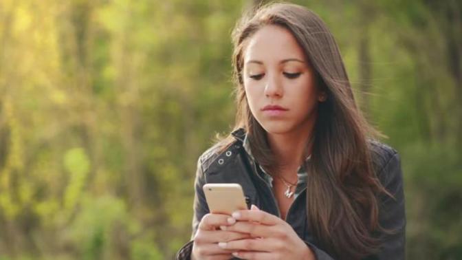 Do women check to see who looks at their snapchat stories?